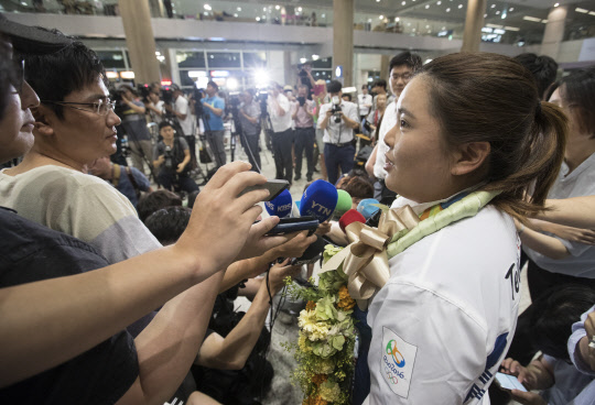 2016 리우데자네이루 올림픽에서 금메달을 목에 건 '골프 여제' 박인비가 23일 인천국제공항을 통해 들어선 후 취재진의 질문에 답하고 있다. 사진=연합뉴스